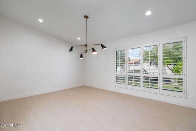 Building Photo - 507 E Caribbean Ln