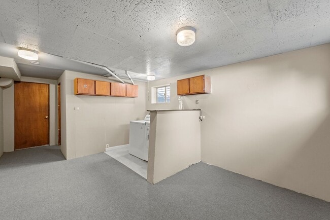 Building Photo - Private Room in Spacious 7-Bedroom, 3-Bath...