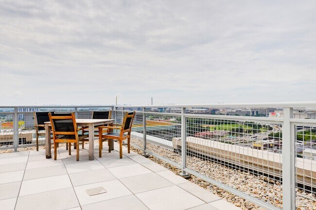 Building Photo - Modern 2br/2ba at Navy Yard