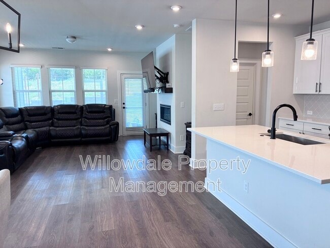 Building Photo - 2033 Florine Dr