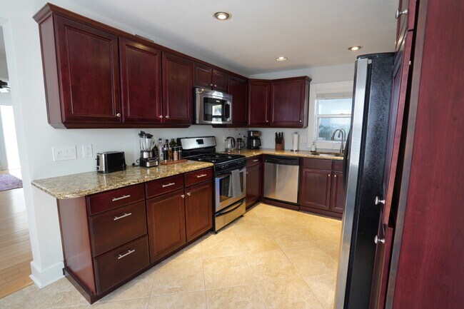 Building Photo - 1007 12th Ave N