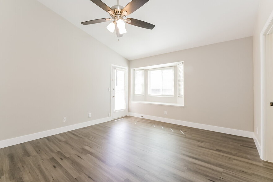 Building Photo - 305 Vallarte Dr