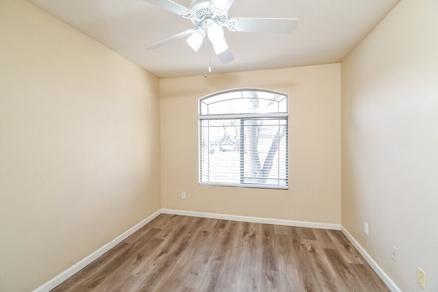 Building Photo - 5509 S 34th Ave