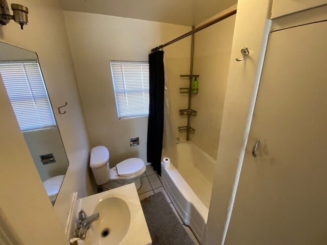 Building Photo - Two Bedroom Apartment Centrally Located on 24th and W 2nd Ave