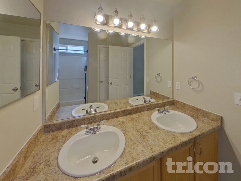 Building Photo - 8405 Sunbow Ct