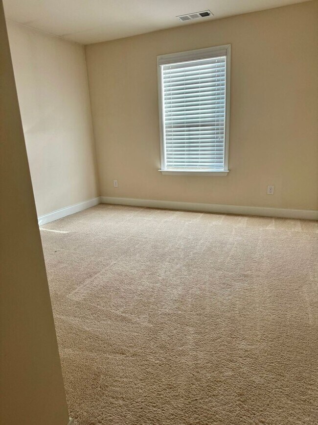 Building Photo - 4 Bedroom, 3.5 Bath Home w/ Backyard and 2 Car Garage