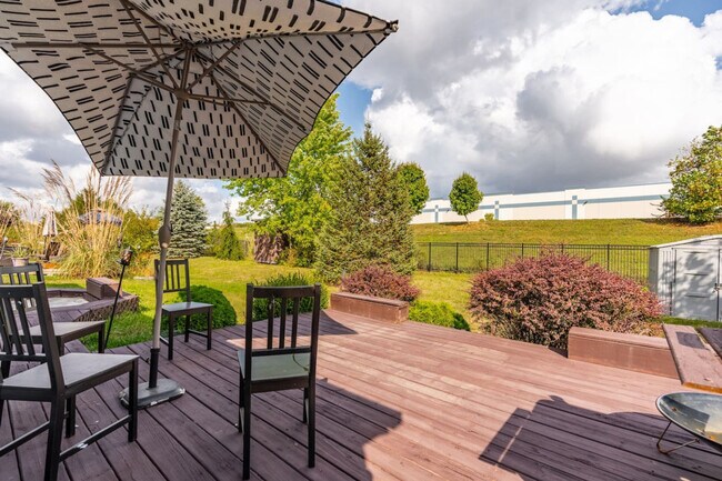 Building Photo - 2135 Shadowbrook Dr