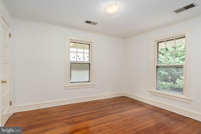 Building Photo - 3819 1/2 Woodley Rd NW