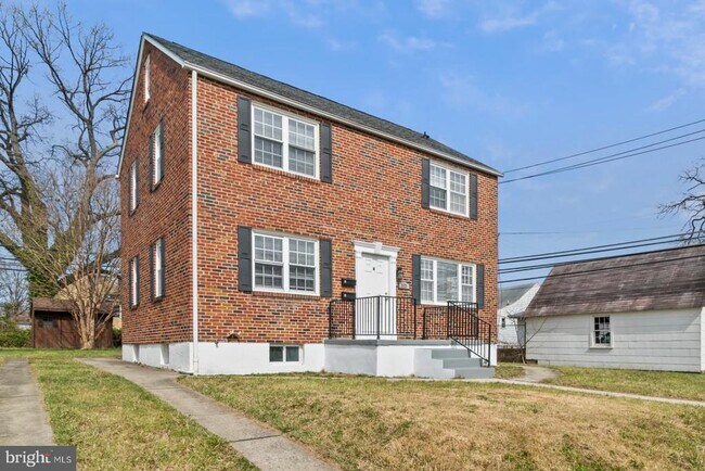 Building Photo - 2528 Wendover Rd