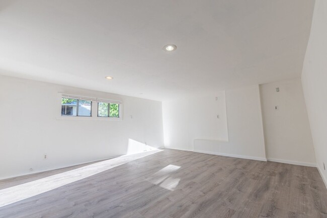 Building Photo - Beautiful 2 Bed +office, den garage, 1 Bath