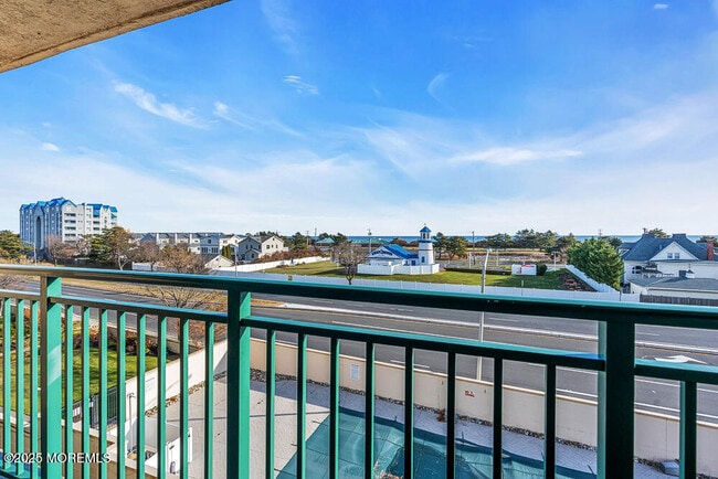 Building Photo - 422 Ocean Blvd N