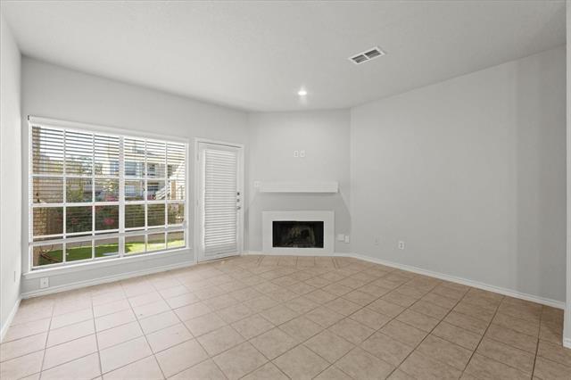 Building Photo - 3550 Country Square Dr