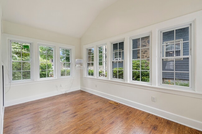 Building Photo - 727 Pelhamdale Ave