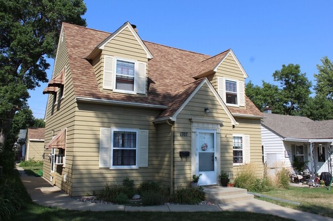 Building Photo - All utilities included in this 1-Bedroom, 1-Bath Garden-Level Apartment