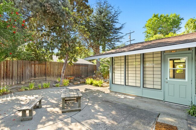 Building Photo - 4 Bedroom 3 Bathroom in Central Davis - Immediate Move-In