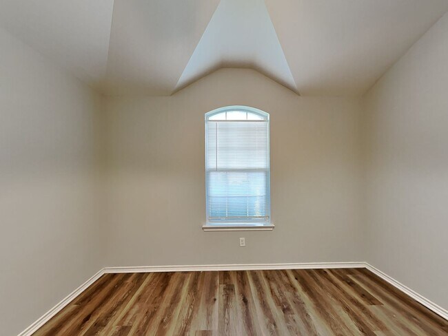 Building Photo - Charming 3-Bed, 2-Bath Home in Dallas with Garage Parking