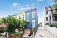 Building Photo - Available Now! 2 Bed / 1 Bath Rowhouse in ...