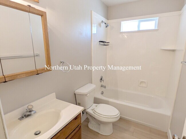 Building Photo - 2 bed 1 bath duplex