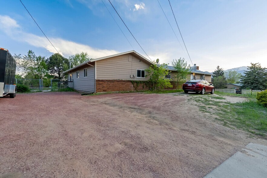 Building Photo - 1400 Acacia Dr