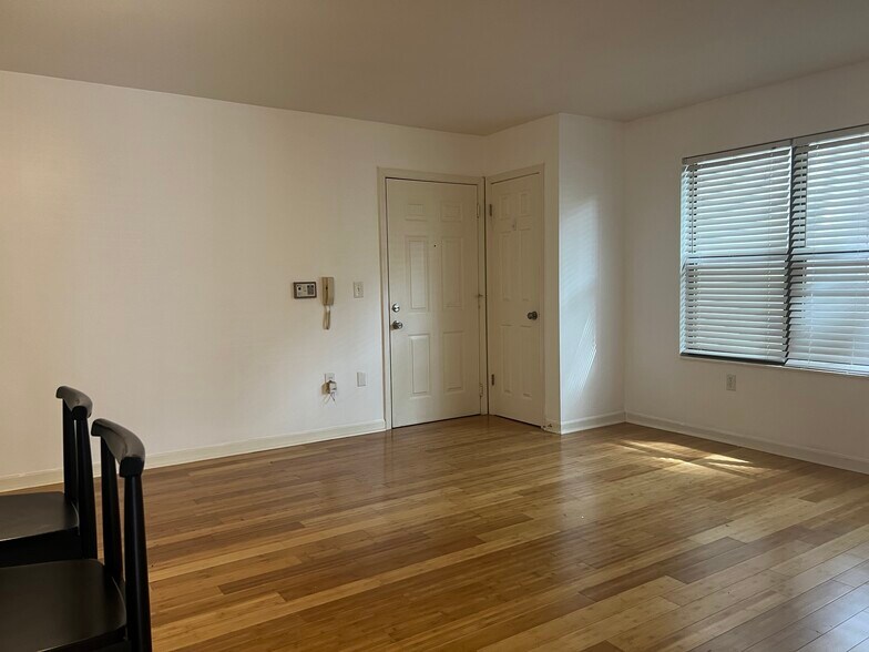 Building Photo - 935 Washington St