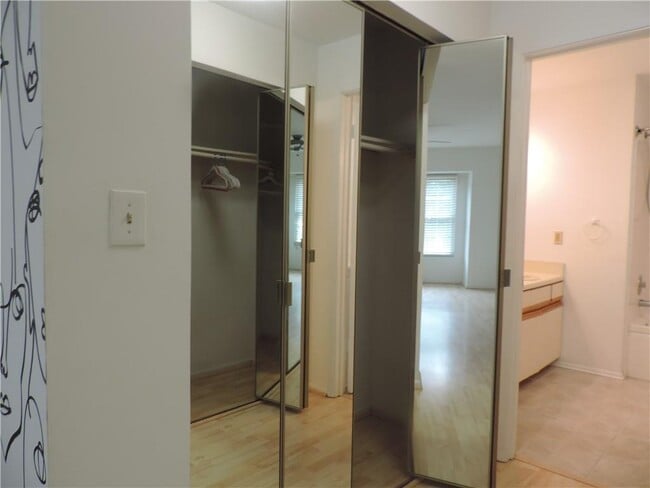 Building Photo - 68 Springhedge Ct St