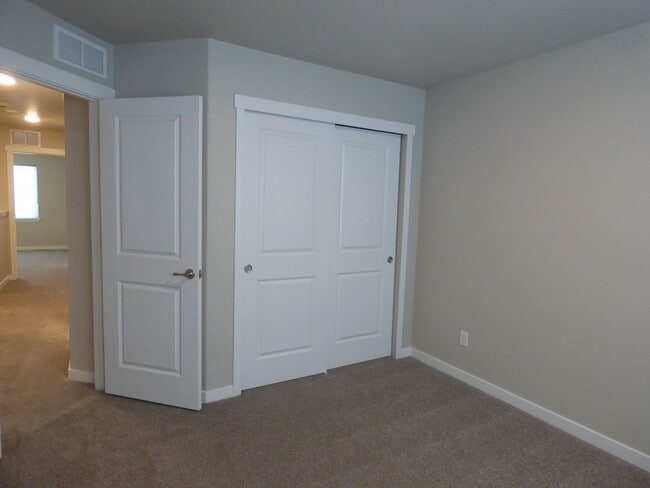 Building Photo - Merry Christmas!  This home is available now, with December rent free!