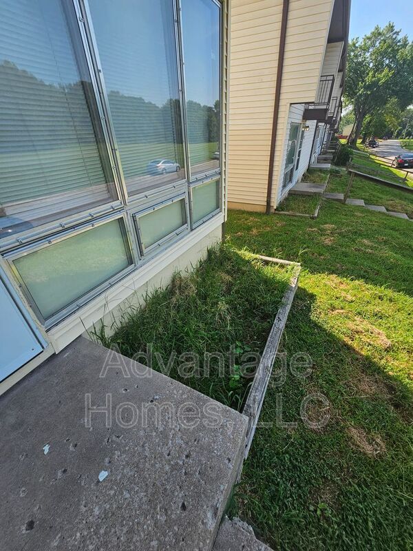 Building Photo - 827 N 70th Terrace