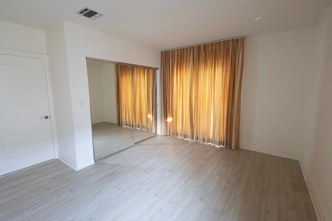Building Photo - 10567 Holman Ave