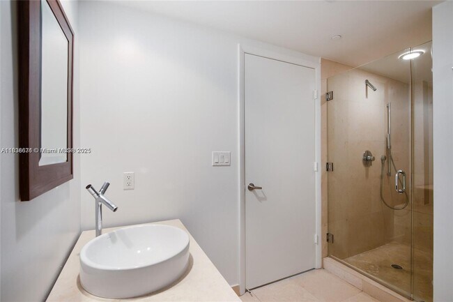 Building Photo - 465 Brickell Ave
