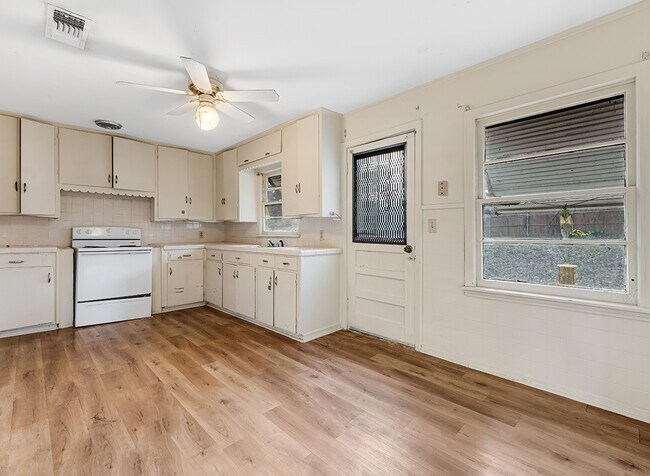 Building Photo - 1121 Wheeler St