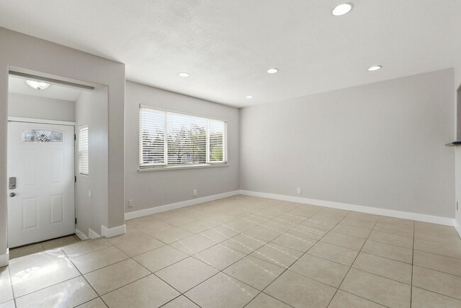 Building Photo - Stylish and Spacious Milpitas Home with Large Deck and Backyard