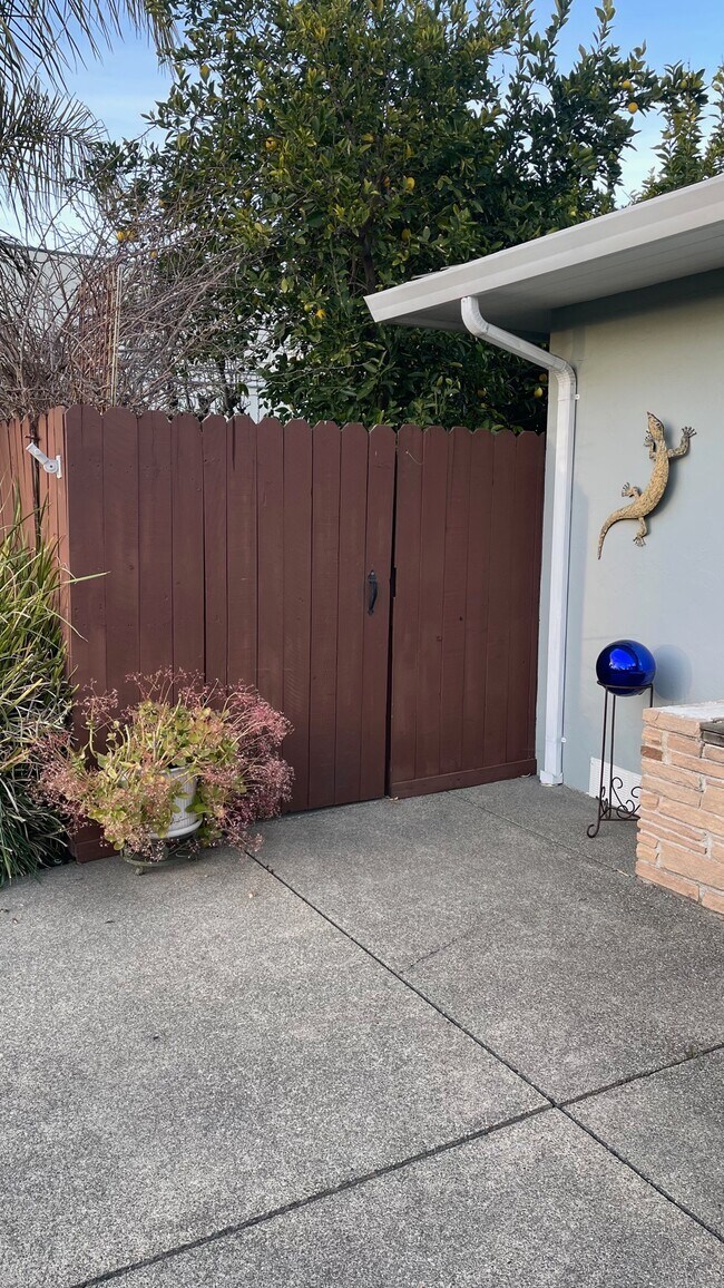 Building Photo - 158 S Hartson St