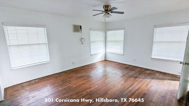 Building Photo - Cute House with Huge Yard and Private Parking