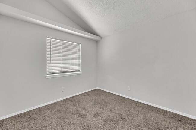 Building Photo - 10400 Valle Koki Dr
