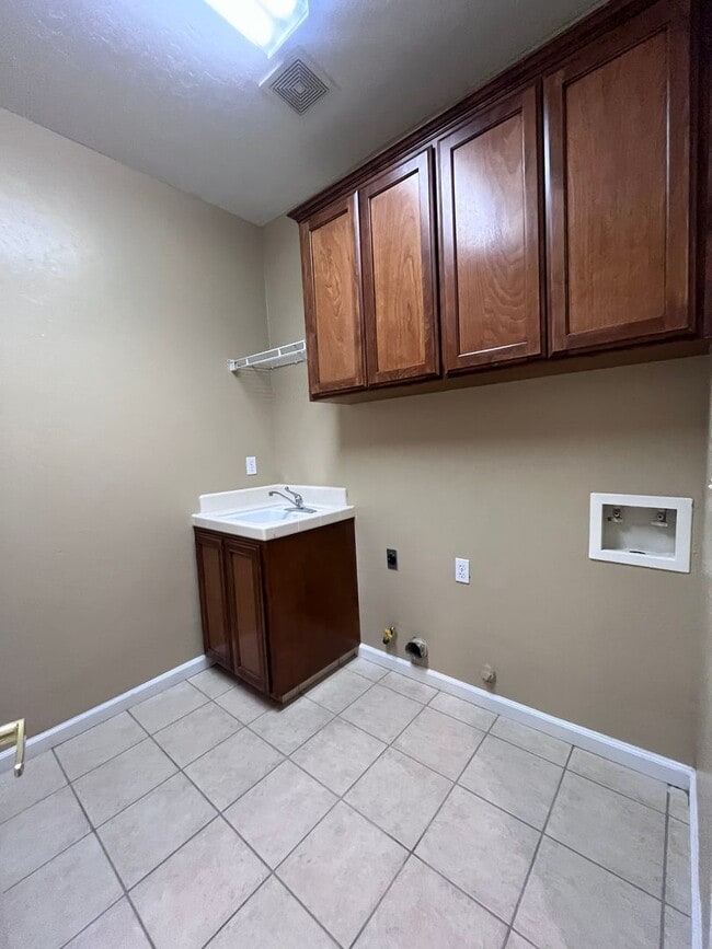 Building Photo - 1762 Champagne St