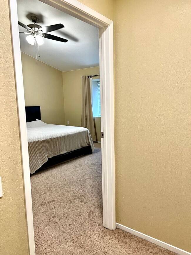 Building Photo - Centrally Located Roseville Condo
