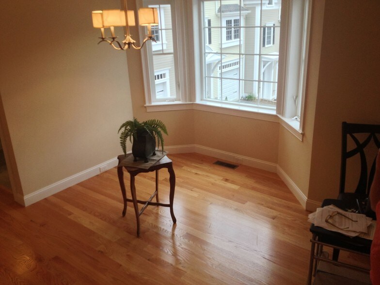 Eat-in w/ bay windows - 8 Murray Ave