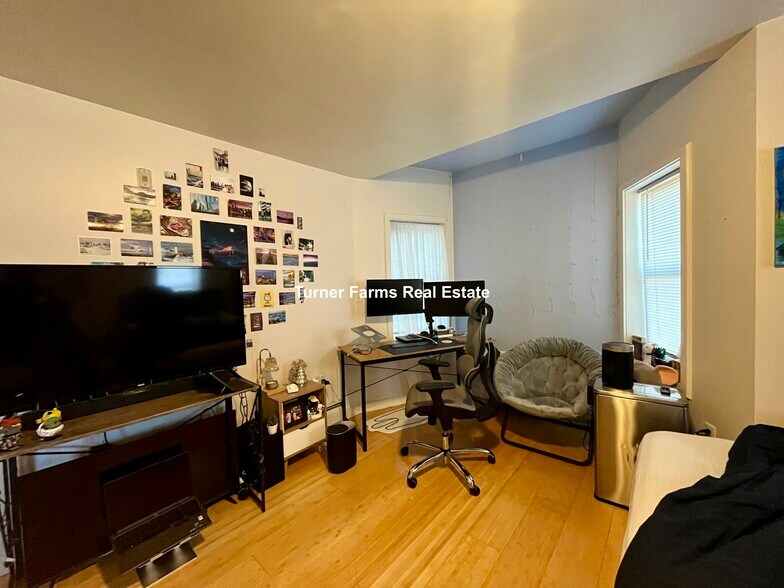 Building Photo - 461 Park Dr