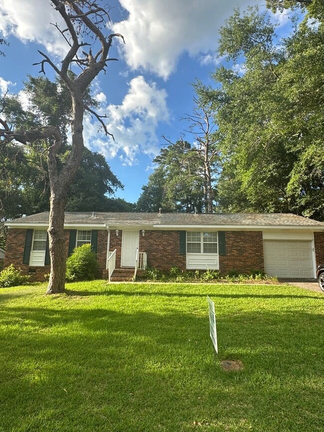 Building Photo - 3 Bedroom 2 Bath home located just off Oca...