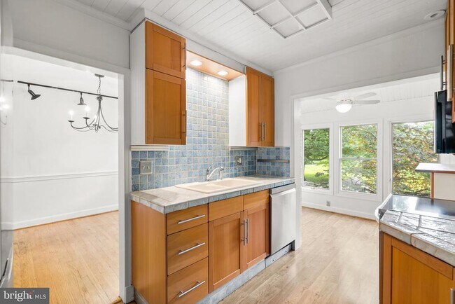 Building Photo - 11 E Rosemont Ave