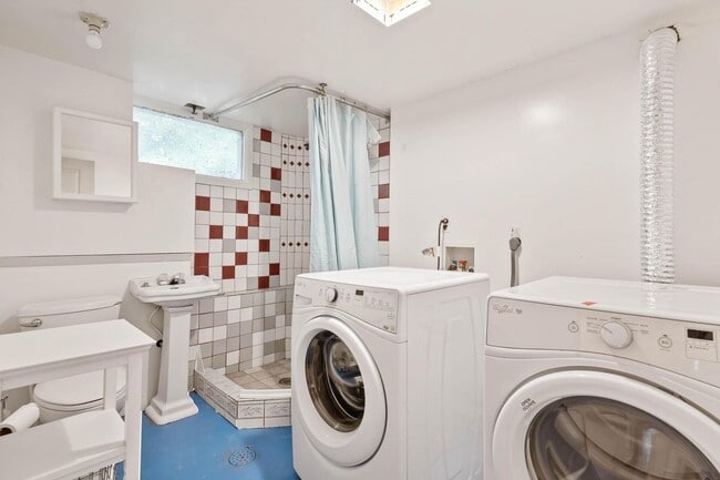 Building Photo - Amazing vintage 2-bdrm/2-bath Cully home—Giant garden, detached art studio, great location