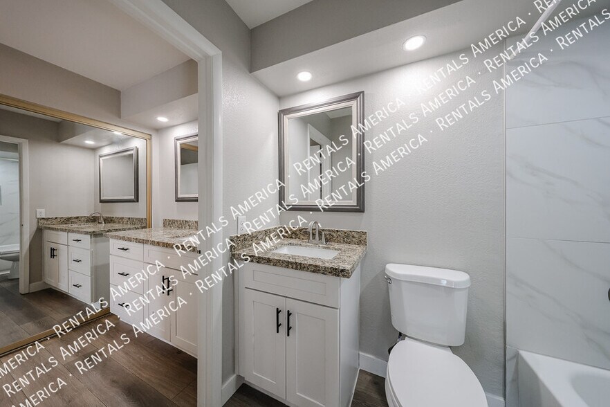 Building Photo - 700 E Mesquite Cir