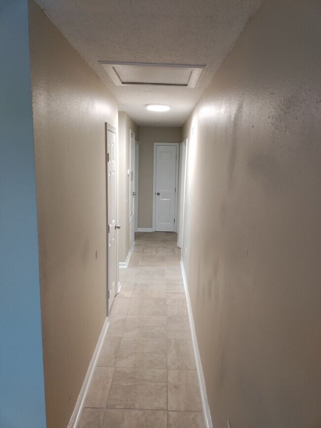 Building Photo - Single Family Home 5 BR / 2 Bath