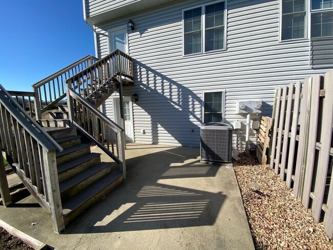 Building Photo - Spacious End Unit Townhouse with 2 Maste Suites 1920 Square Feet