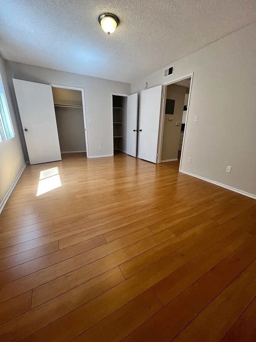 Building Photo - 310 E Santa Anita Ave