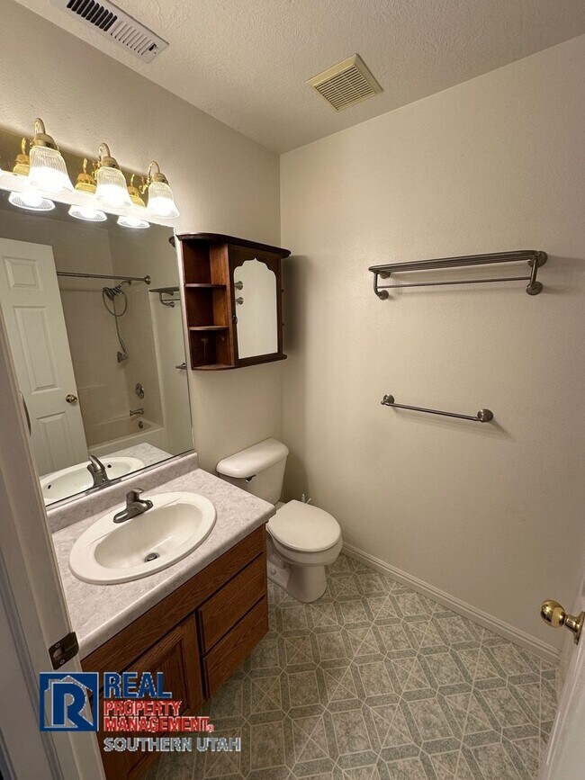 Building Photo - 3 Bedroom Apartment In Veyo