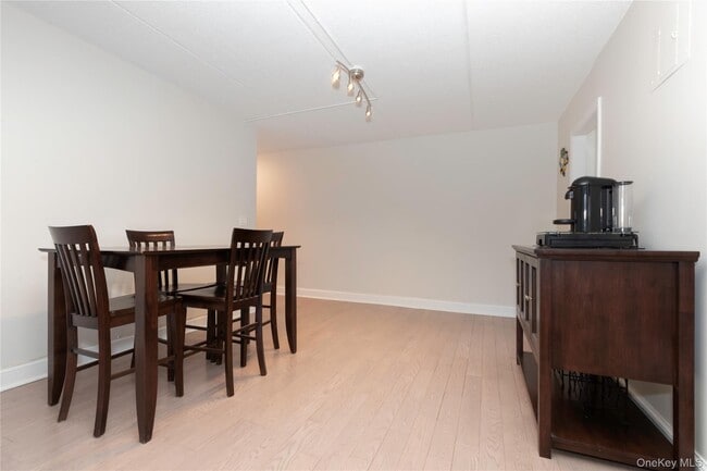 Building Photo - 4 Consulate Dr