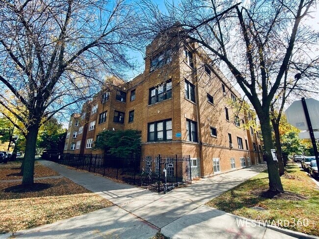 Primary Photo - 2551 N Avers-2C