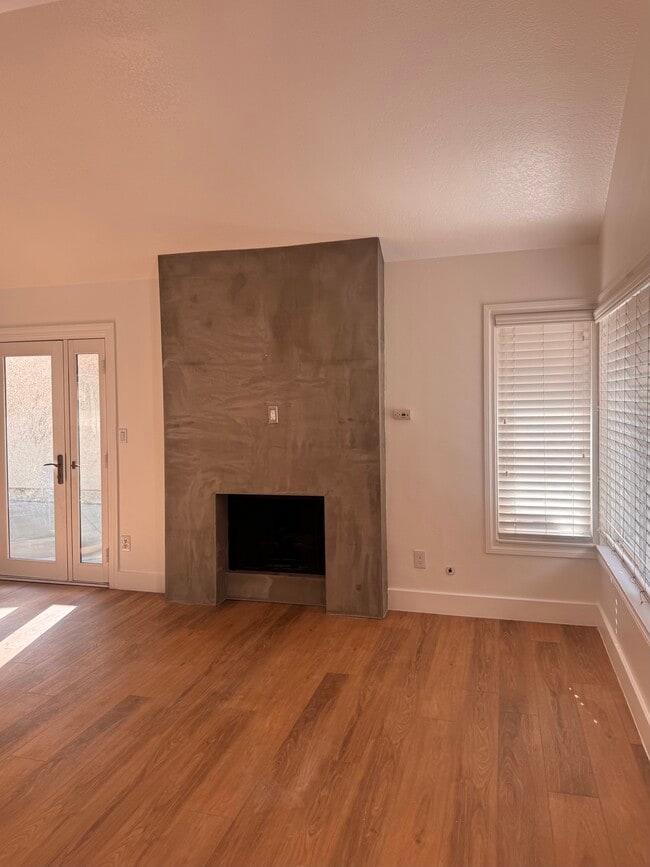 Building Photo - 23940 Vía Rosa Linda