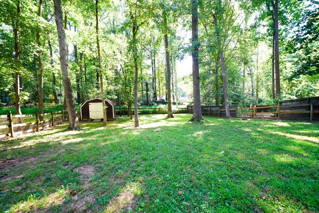 Building Photo - Mint Hill - 3 bed, 2 bath Large fenced bac...